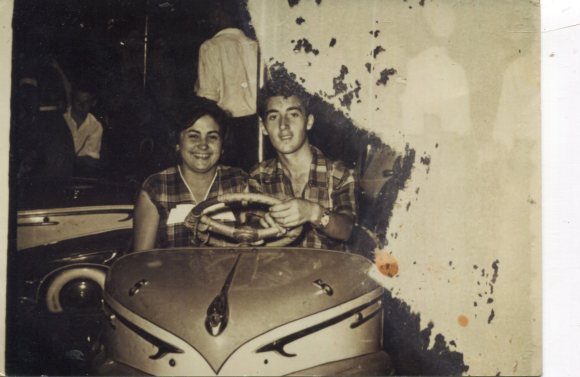 1952 Feria de Larache mi padre con su cuñada Carmen