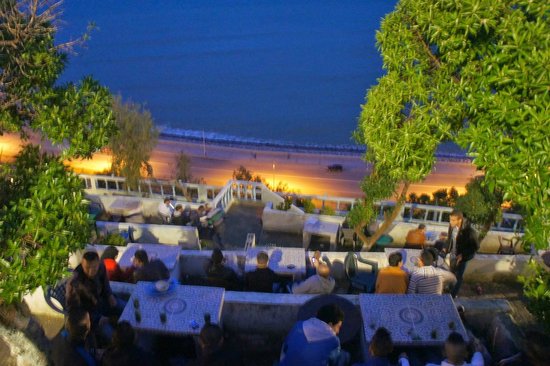 La imagen tiene un atributo ALT vacío; su nombre de archivo es cafe-hafa-terraza.jpg