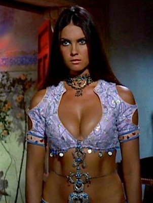 La imagen tiene un atributo ALT vacío; su nombre de archivo es caroline-munro.jpg