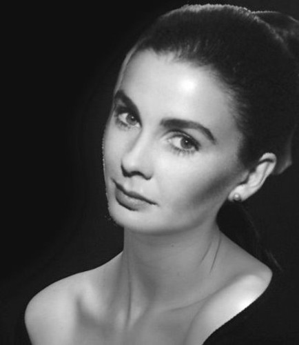 La imagen tiene un atributo ALT vacío; su nombre de archivo es jean-simmons.jpg