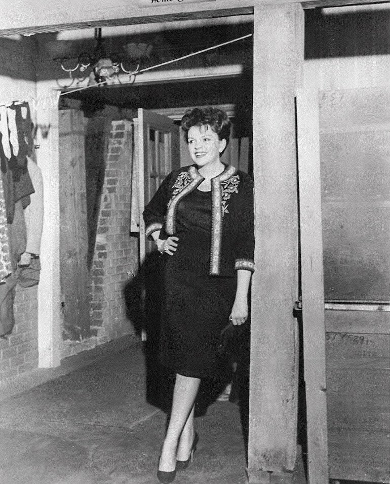 La imagen tiene un atributo ALT vacío; su nombre de archivo es judy-garland.jpg