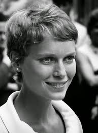 La imagen tiene un atributo ALT vacío; su nombre de archivo es mia-farrow.jpg