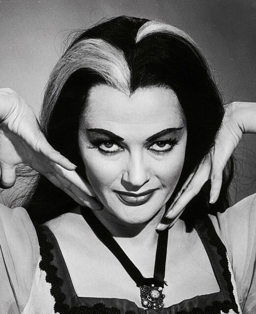 La imagen tiene un atributo ALT vacío; su nombre de archivo es yvonne-de-carlo.jpg