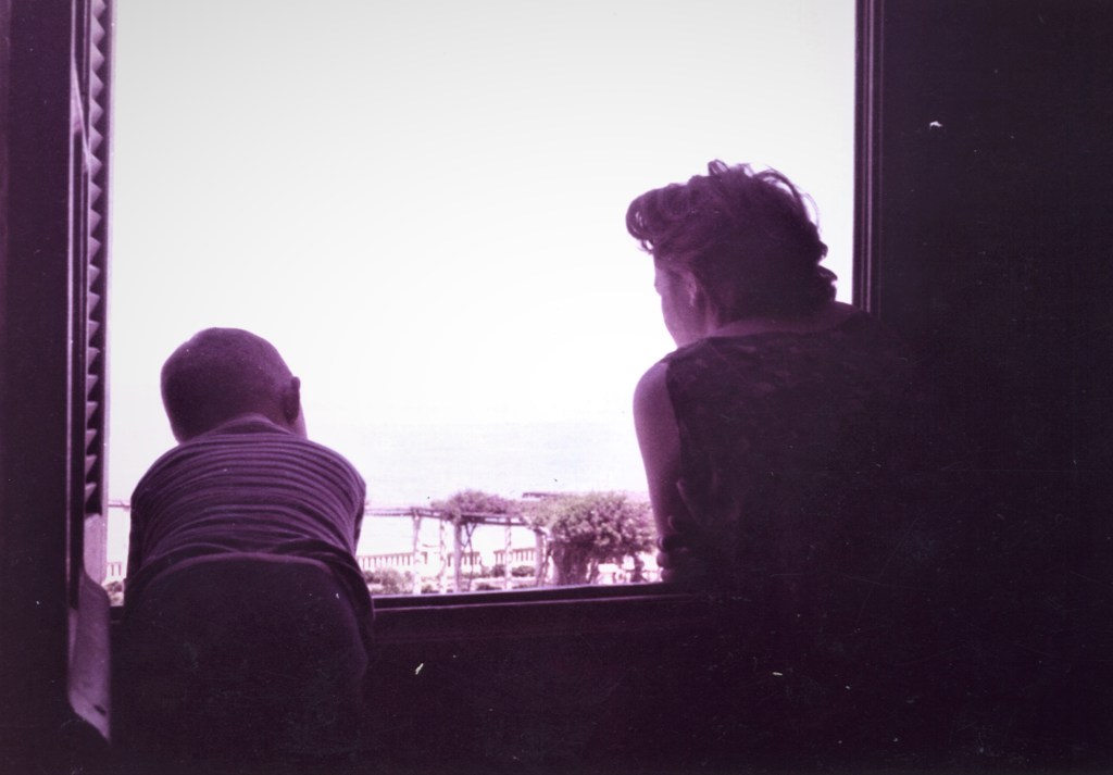 La imagen tiene un atributo ALT vacío; su nombre de archivo es mirando-al-balcon.jpg